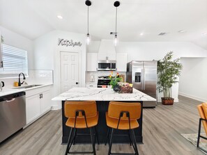 Fridge, microwave, oven, stovetop - Houston Cozy Retreat - MED Center/DT/NGR - Sleeps 10 (Houston)