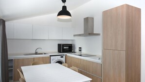 Frigorífic i utensilis de cuina, vaixella i coberteria 