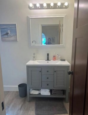 Dusj, hårføner, håndklær og såpe