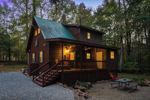 Cozy cabin with hot tub, game shed, and firepit. Pet friendly!