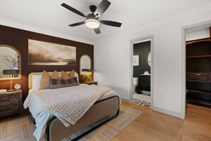 Desk, iron/ironing board, travel crib, free WiFi - Luxury + Comfort in Old Town+Free Heated Pool & Spa (Scottsdale)