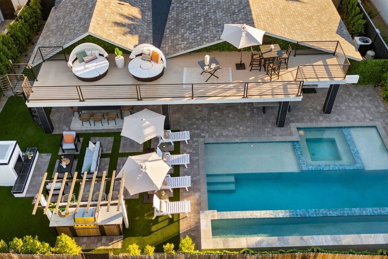En tagterrasse med siddepladser, swimmingpool og grillområde.