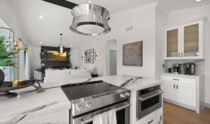 冷蔵庫、電子レンジ、オーブン、コンロ