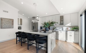 Jääkaappi, mikroaaltouuni, uuni, liesi