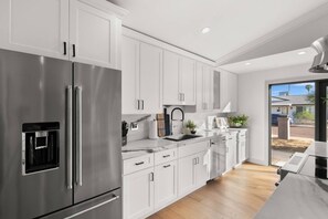 Fridge, microwave, oven, stovetop - Luxury + Comfort in Old Town+Free Heated Pool & Spa (Scottsdale)