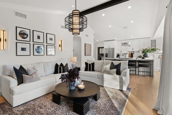 Smart TV - Luxury + Comfort in Old Town+Free Heated Pool & Spa (Scottsdale)
