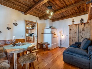 Televisión y chimenea 