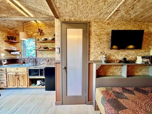 1 slaapkamer, een strijkplank/strijkijzer, wifi, beddengoed