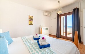 4 bedrooms, travel cot, free WiFi, bed sheets - Stunning home in Cala Mandia (Cala Mandia)