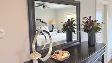 5 Schlafzimmer, Schreibtisch, Bügeleisen/Bügelbrett, WLAN