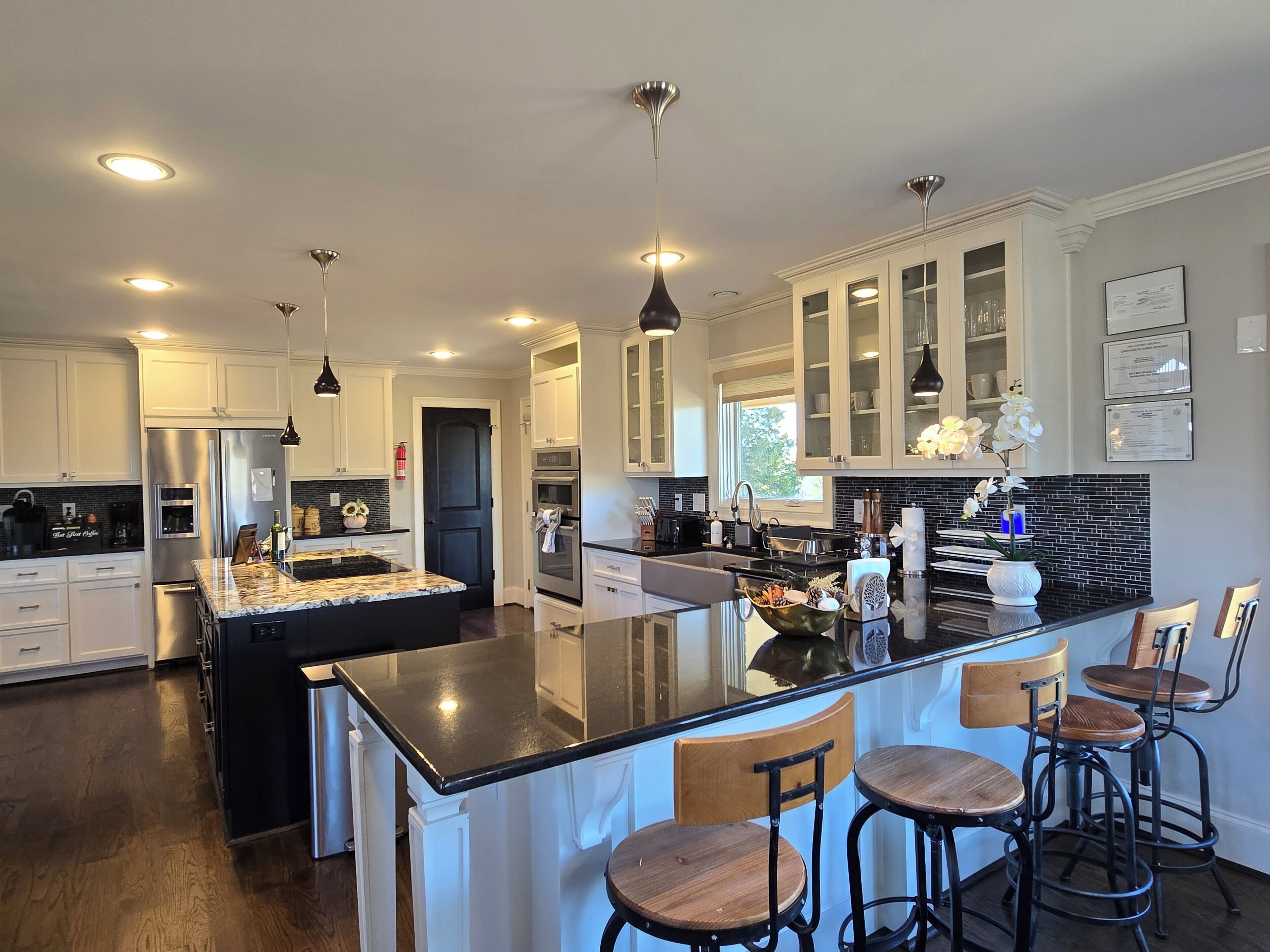 Réfrigérateur, micro-ondes, four, plaque de cuisson