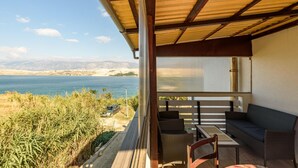 A covered outdoor seating area with a view of a lake and mountains. - Amazing apartment in Pag with house sea view (Pag)