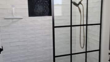 Douche, serviettes fournies, savon, shampoing