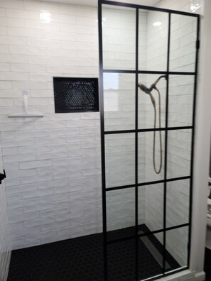Douche, serviettes fournies, savon, shampoing