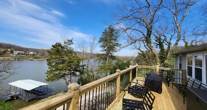 Beautiful waterfront house in Warsaw with swimming dock and a place foryour boat