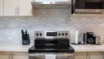 雪櫃、微波爐、焗爐、爐具