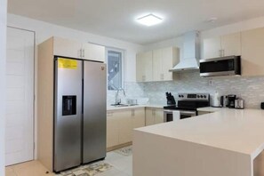 Fridge, microwave, oven, stovetop - 2-bedrooms condo with spectacular Ocean View, WiFi, AC in delightful Montego Bay (Montego Bay)