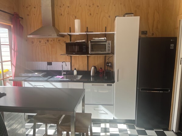 Refrigerador, microondas, horno y lavavajillas 