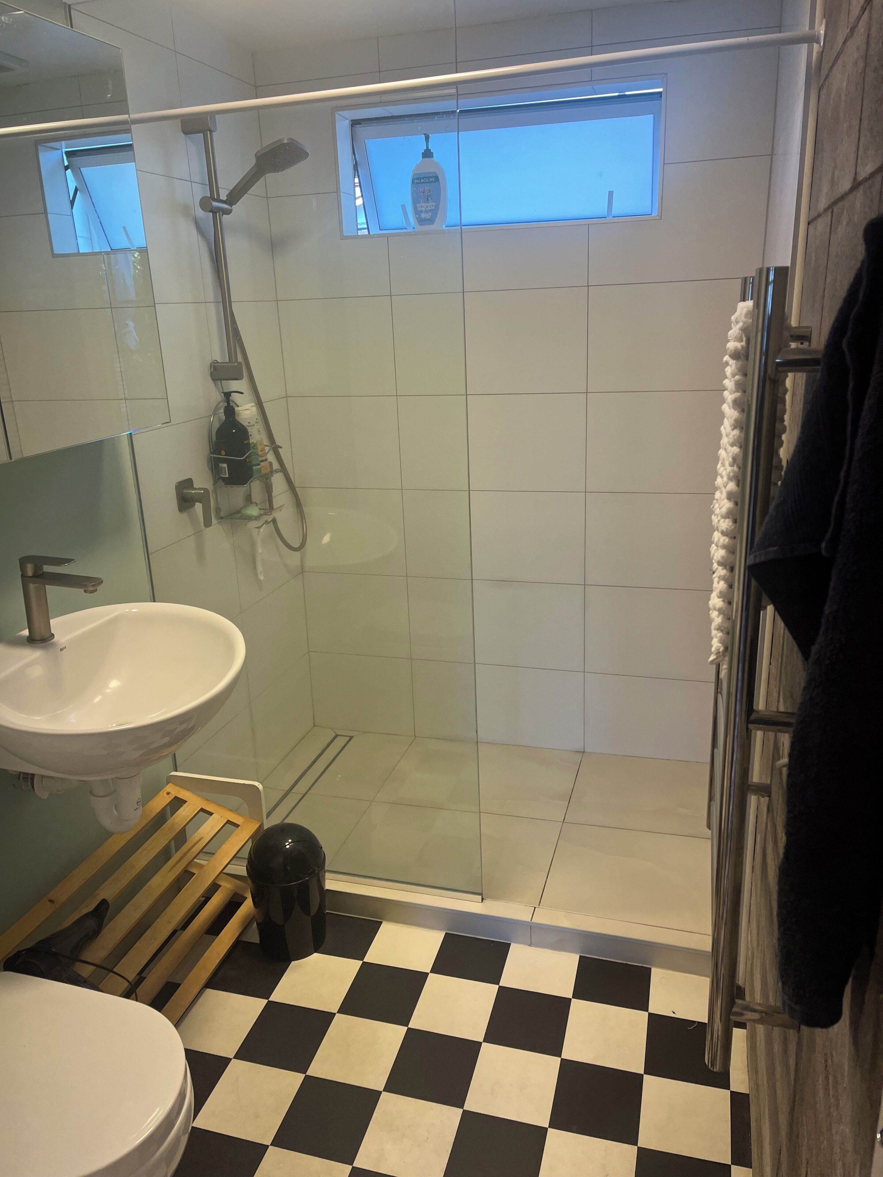 Douche, sèche-cheveux, serviettes fournies, savon