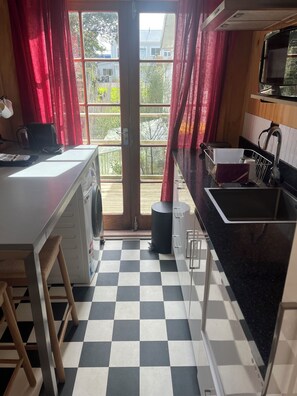Fridge, microwave, oven, dishwasher - The Windsor Suite
(New Plymouth)