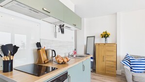 Eine moderne Küche mit Einbauherd, Spüle und Holzschrank.
