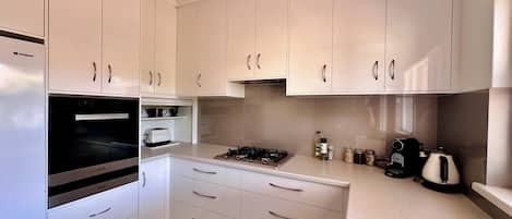 Micro-ondes, four, plaque de cuisson, lave-vaisselle