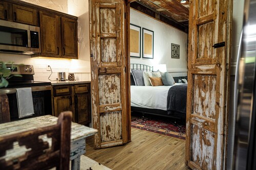 Cozy studio with queen pullout sofa on scenic working ranch in Fort Worth.