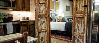 Cozy studio with queen pullout sofa on scenic working ranch in Fort Worth.