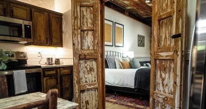Cozy studio with queen pullout sofa on scenic working ranch in Fort Worth.