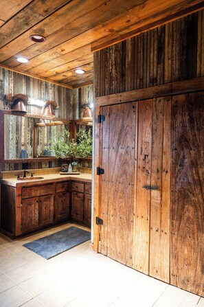 Hair dryer, towels, soap, toilet paper - Cozy studio with queen pullout sofa on scenic working ranch in Fort Worth. (Fort Worth)