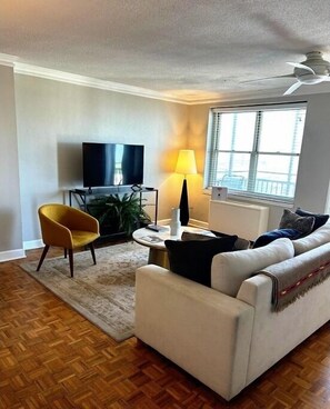 Living area - Cozy & Affordable Atlanta Retreat! (Atlanta)