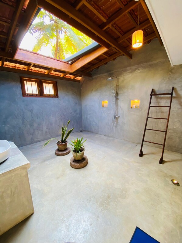 Chambre Double Deluxe, salle de bains attenante | Salle de bain | Articles de toilette gratuits, serviettes fournies, savon, shampoing