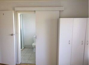 Shower, hair dryer, towels, soap - An ultra-convenient 2 bed 2 bath unit near CBD with River Derwent&mountain views (Sandy Bay)