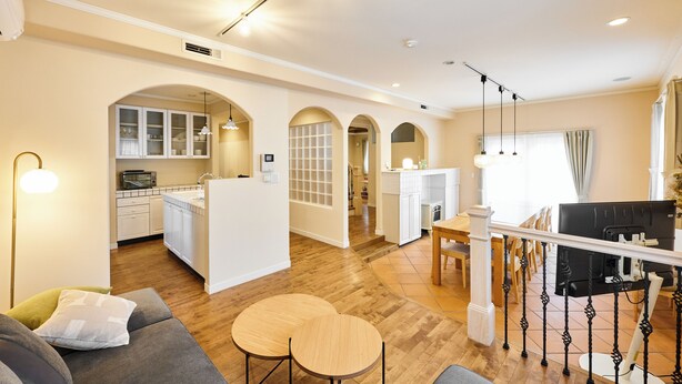 Un apartamento moderno con cocina, comedor y sala de estar.