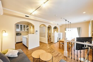 Ein modernes Apartment mit Küche, Essbereich und Wohnzimmer.