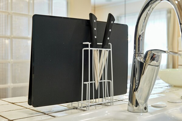A kitchen counter with a black cutting board and a knife holder. - deco MK living (Sapporo)