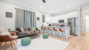 Un apartamento moderno con sala de estar, cocina y comedor.