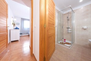 Shower, hair dryer, towels, soap - Marea Atlantic-Sea View (Arrecife)