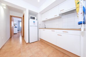 Fridge, microwave, coffee/tea maker, electric kettle