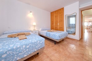 Tabla de planchar con plancha, wifi gratis y ropa de cama