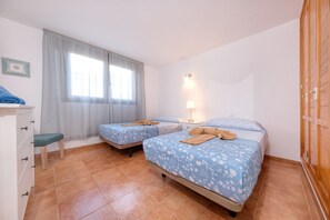 Iron/ironing board, free WiFi, bed sheets