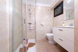 Douche, séchoir à cheveux, serviettes fournies, savon