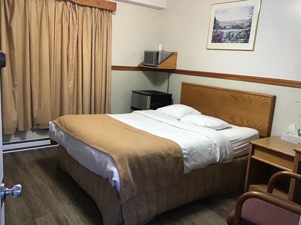 Classic Tek Büyük Yataklı Oda, 2 Çift Kişilik Yatak, Sigara İçilmez, Balkon | Güneşlik/perde, ütü/ütü masası, ücretsiz kablosuz İnternet 