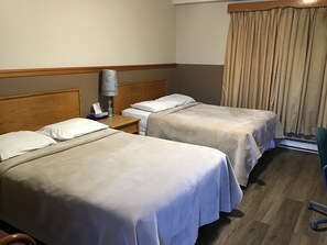 ห้องคลาสสิกดับเบิล, เตียงใหญ่ 2 เตียง, ปลอดบุหรี่, ระเบียง | ผ้าม่านกันแสง, เตารีด/โต๊ะรีดผ้า, Wi-Fi ฟรี, ผ้าปูที่นอน