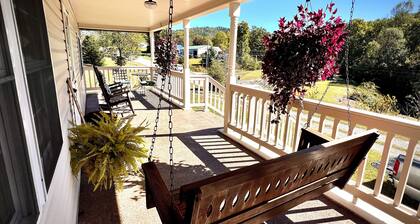 Lester Lodge minutes to New River Gorge. Charming 4 bedroom house on 4.5 acres