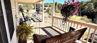 Lester Lodge minutes to New River Gorge. Charming 5 bedroom house on 4.5 acres