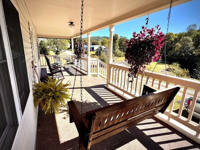 Lester Lodge minutes to New River Gorge. Charming 5 bedroom house on 4.5 acres