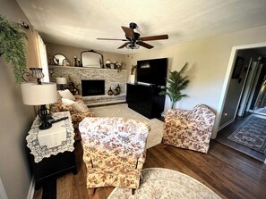Smart TV, fireplace