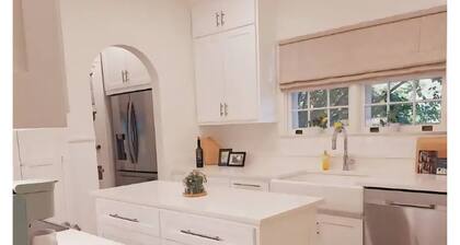 Charming 2-bedroom Cottage in the City of Gainesville. Minutes from everything!!