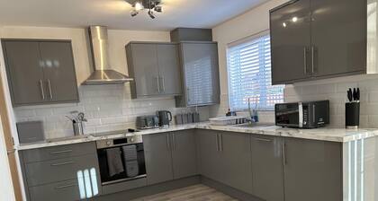 Tranquil Sheffield Retreat - 3 Bedroom House